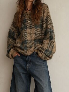 Kennington Mens Medium Vintage Pullover Sweater Beige Gray Fuzzy Plaid Unisex